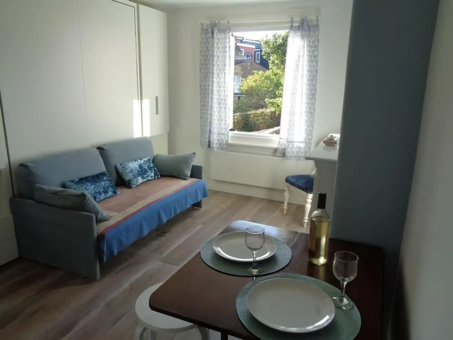 Image 4 of CHARMING ENGLISH STYLE STUDIO FLAT