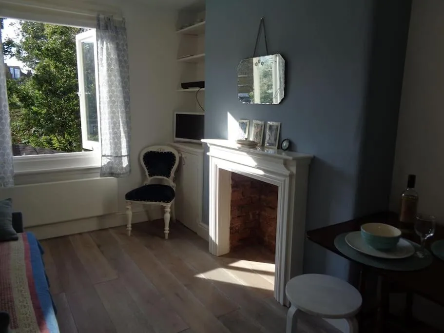 Image 5 of CHARMING ENGLISH STYLE STUDIO FLAT
