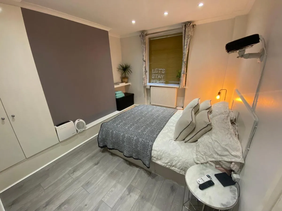 Image 2 of Central 1bedroom Apartment, connected via underground, overground and many bus routes