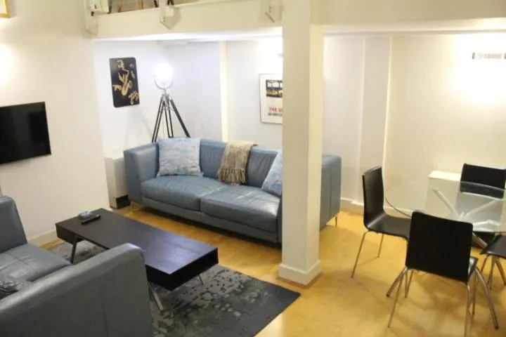 Image 2 of Central 2-Bed, 2-Bath Sanctuary near Holborn Station, Covent Garden & West End
