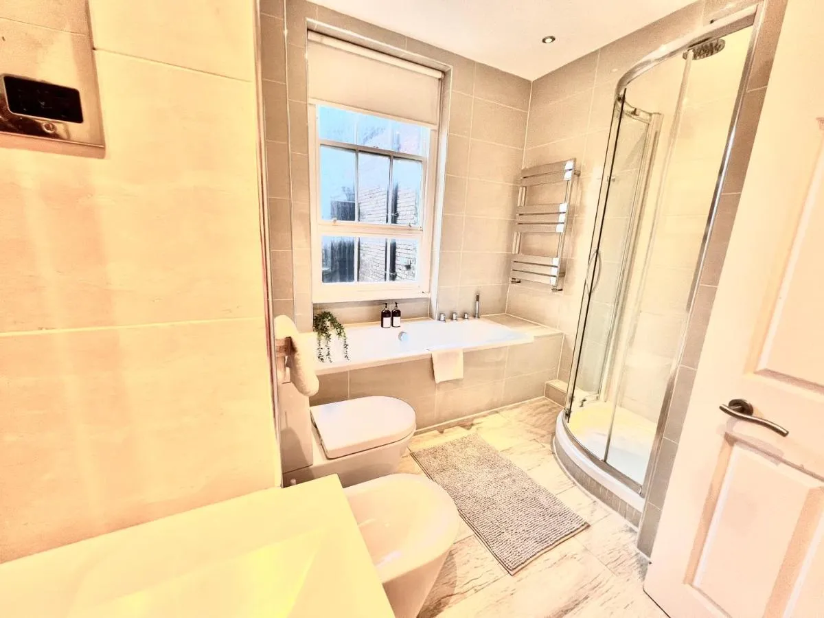 Image 3 of Central 2 Bed in Oxford Street
