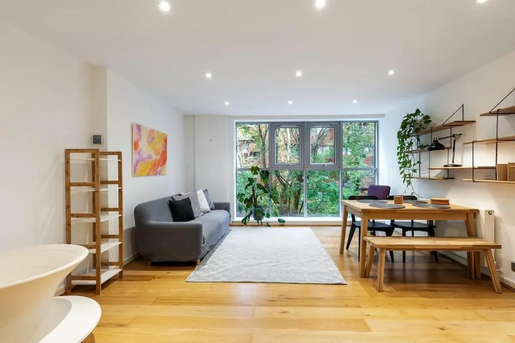Image 4 of Central 2-bed 2-bath apartment in Old Street