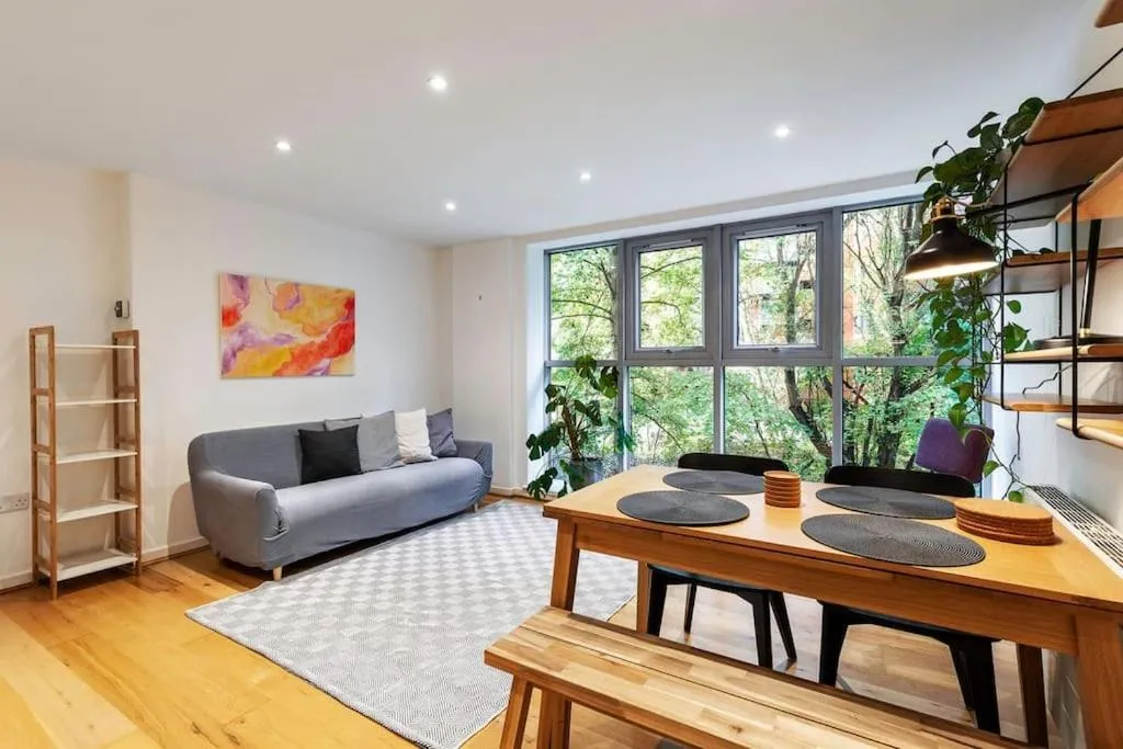 Image 5 of Central 2-bed 2-bath apartment in Old Street