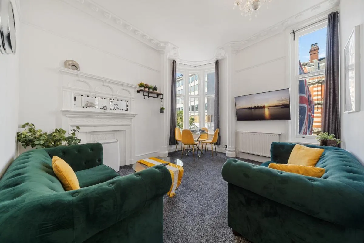 Image 5 of Central 3 bedroom apartment on Oxford Street GC4