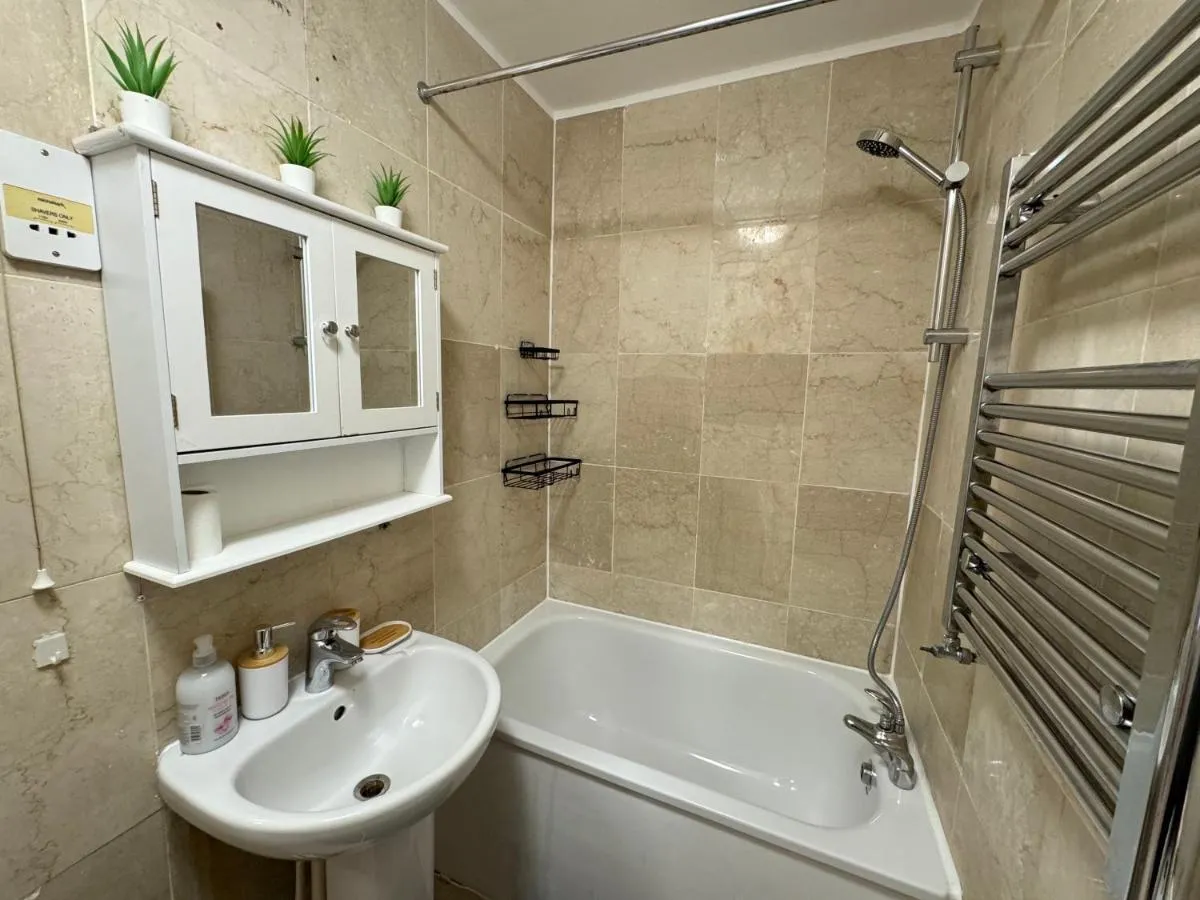 Image 3 of Central, Affordable and fashion flat for 4 people with breakfast close to Notting Hill Zone 1