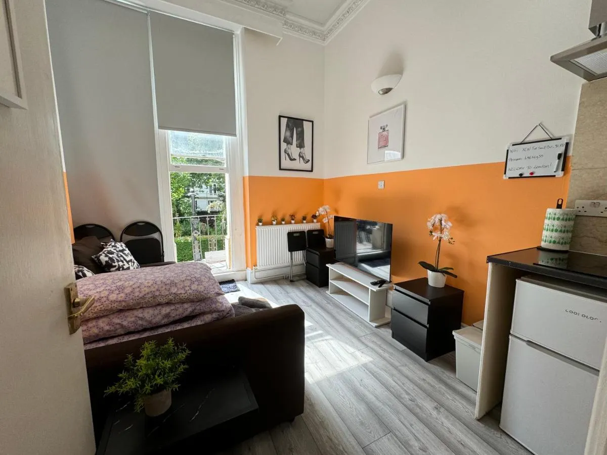 Image 4 of Central, Affordable and fashion flat for 4 people with breakfast close to Notting Hill Zone 1