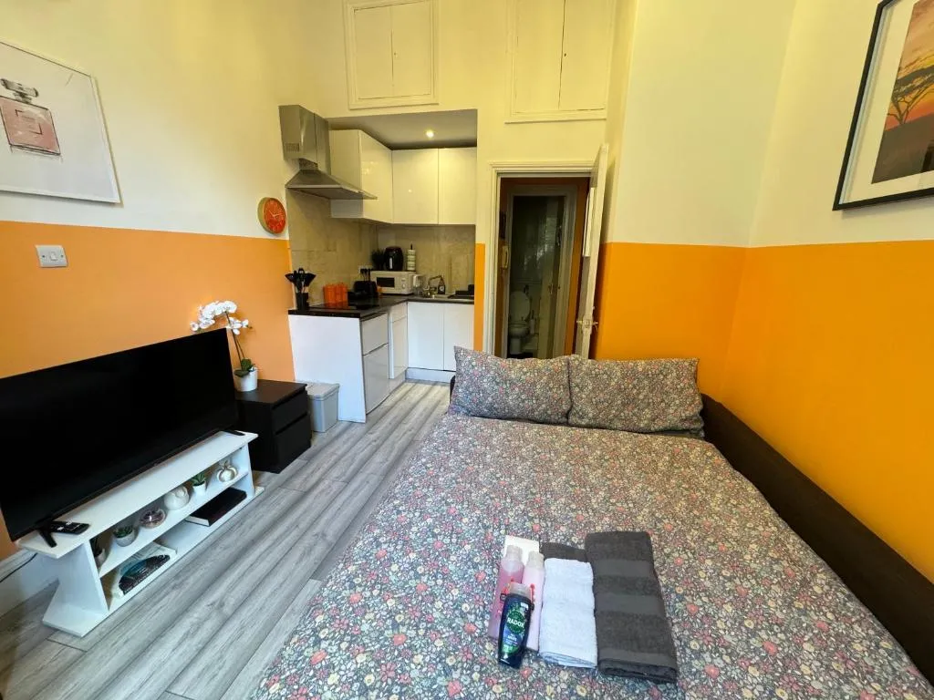 Image 1 of Central, Affordable and fashion flat for 4 people with breakfast close to Notting Hill Zone 1