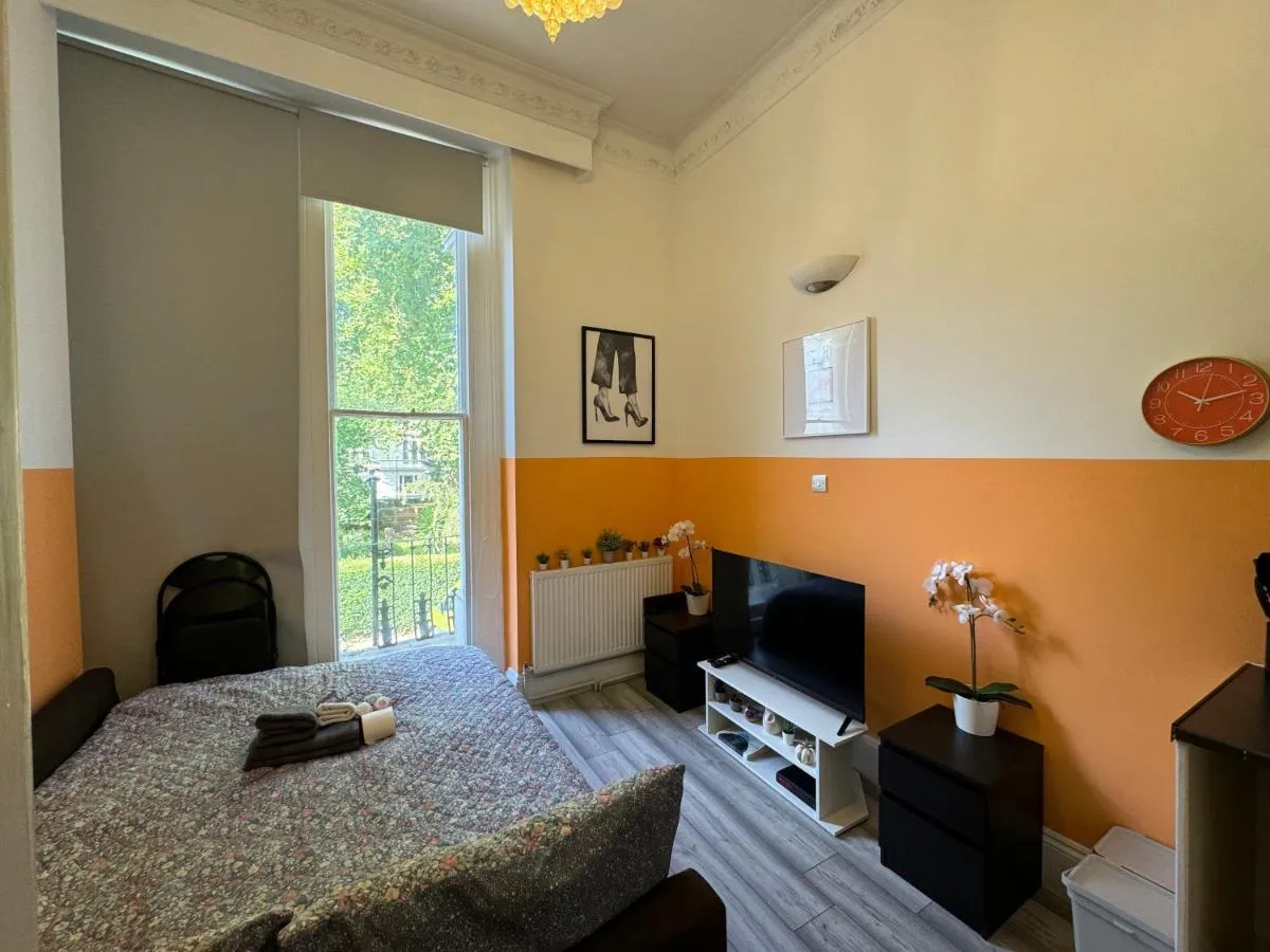 Image 2 of Central, Affordable and fashion flat for 4 people with breakfast close to Notting Hill Zone 1
