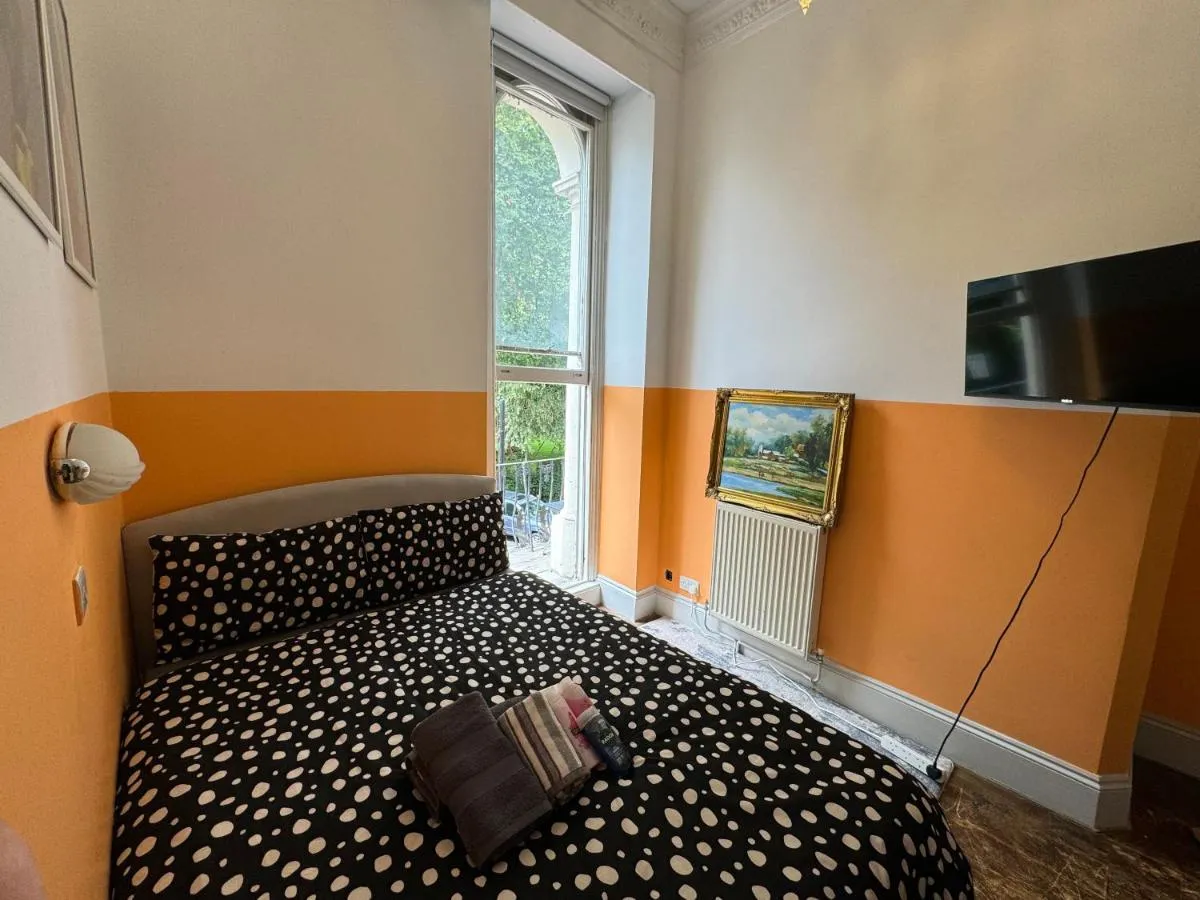 Image 5 of Central, Affordable and fashion flat for 4 people with breakfast close to Notting Hill Zone 1