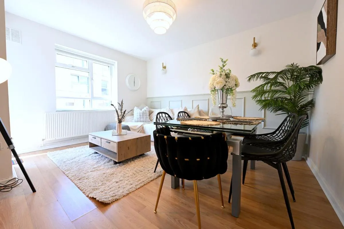Image 4 of Central City 3 minutes to Tower of London Trendy Shoreditch Recently refurbished 3 Bedrooms sleeps 8