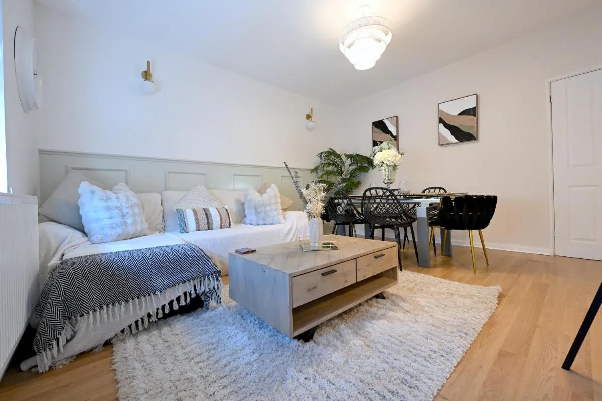 Image 2 of Central City 3 minutes to Tower of London Trendy Shoreditch Recently refurbished 3 Bedrooms sleeps 8