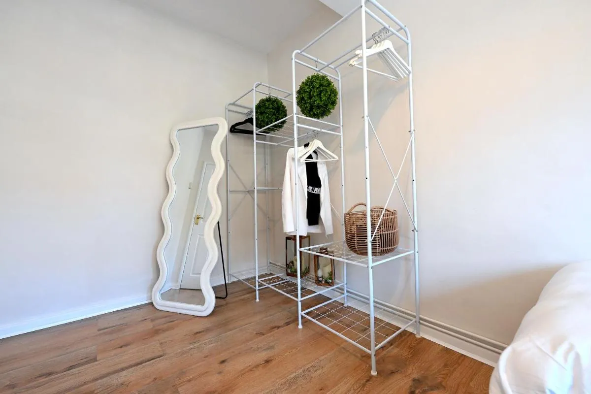 Image 3 of Central City 3 minutes to Tower of London Trendy Shoreditch Recently refurbished 3 Bedrooms sleeps 8