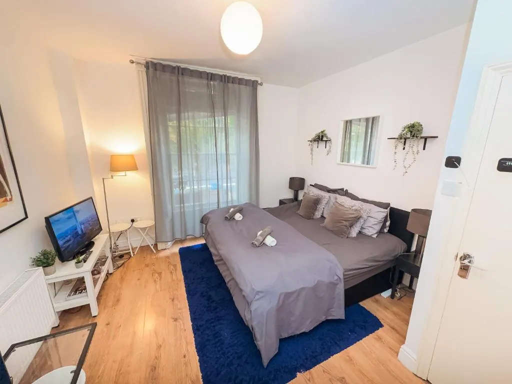 Central City Oasis – Sleeps 4 Parking Included 3 Mins walk to Queens Station