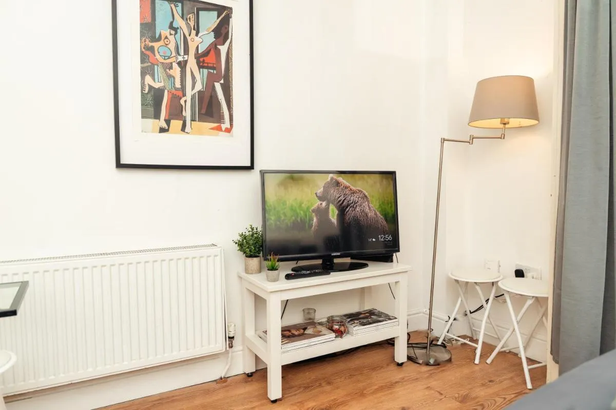 Image 5 of Central City Oasis – Sleeps 4 Parking Included 3 Mins walk to Queens Station