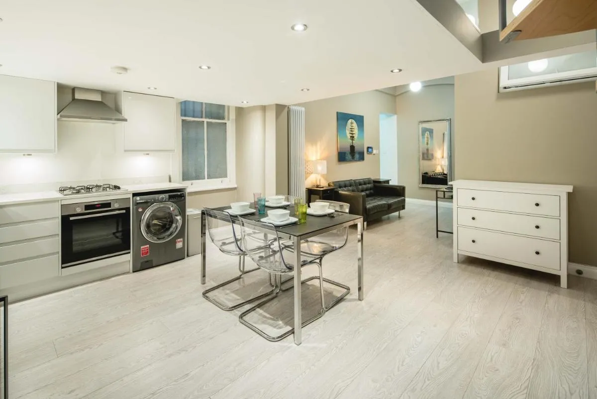 Image 3 of Central, Kensington, 3Beds, Cosy, Parks, Pubs