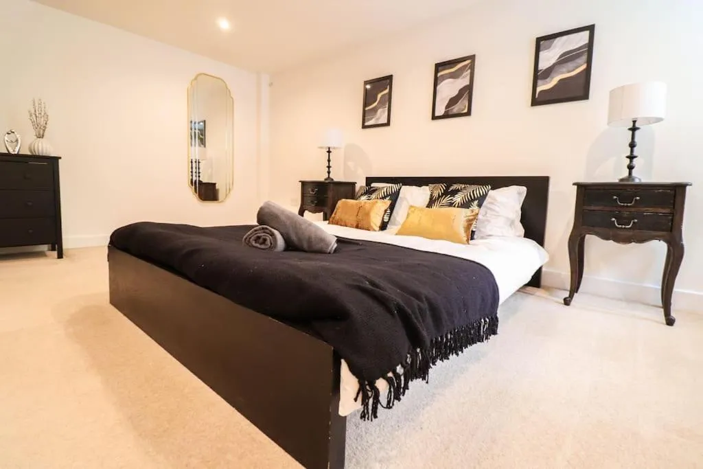 Image 3 of Central London 2 Bed Flat with Parking – Long Stay Offer