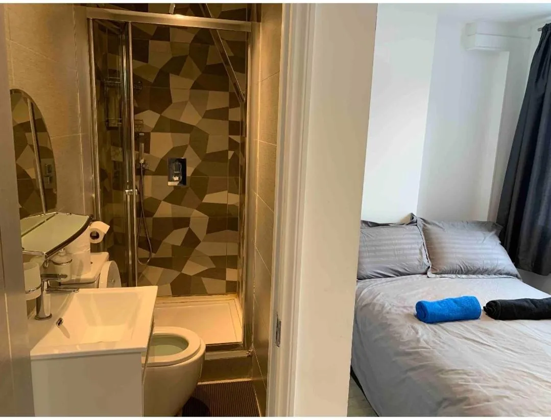 Image 3 of Central London property-ensuite, double and budget room