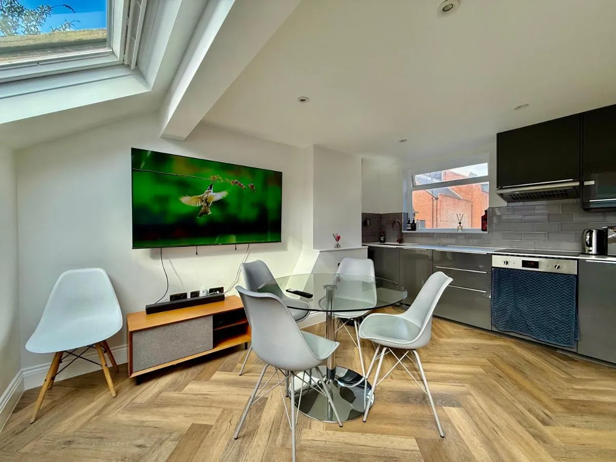 Image 4 of Central, Modern, Westfield, close to Tube station