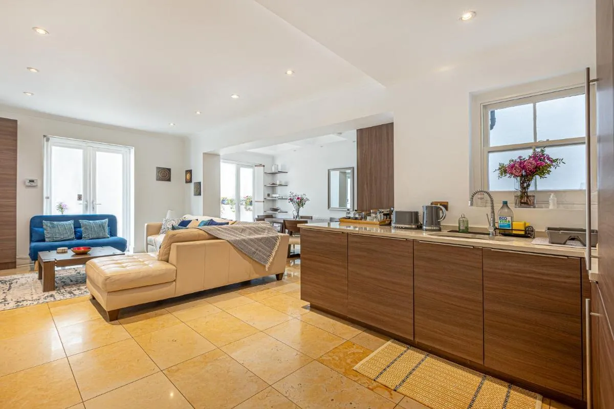 Image 5 of Central Stunning 2BR Flat w2 Patio in Kensington