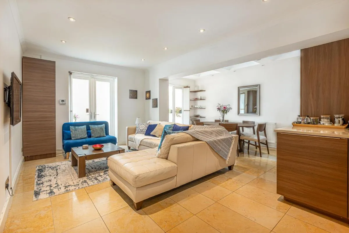 Image 4 of Central Stunning 2BR Flat w2 Patio in Kensington