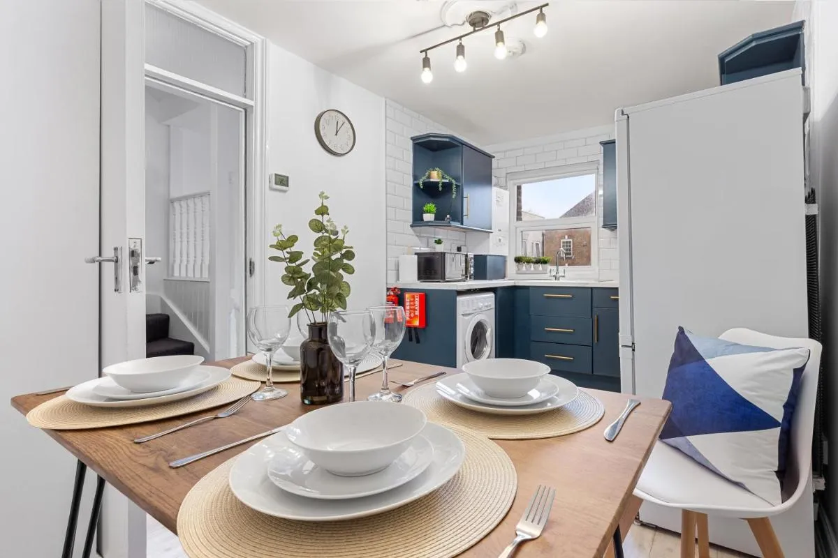 Image 4 of Central & Modern 1 Bed Apartment – 3min to Train Station & Sleeps 4 – The Holloway Suite