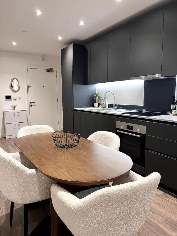 Image 1 of Central modern flat 2 minute walk to station