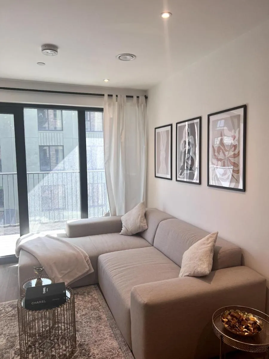 Image 3 of Central modern flat 2 minute walk to station