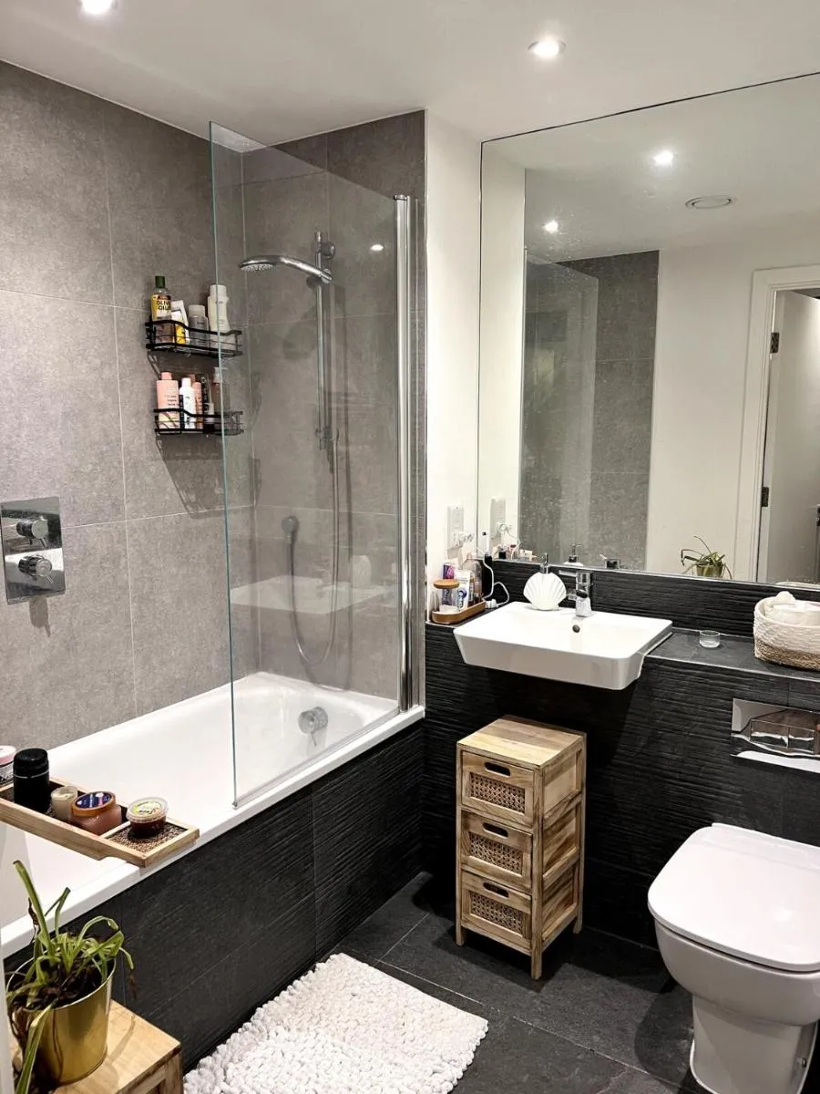 Image 5 of Central modern flat 2 minute walk to station