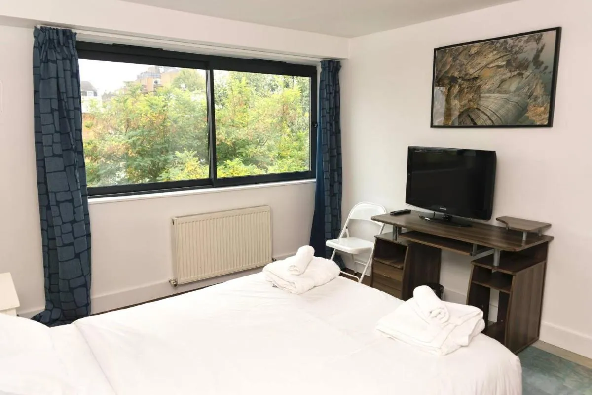 Image 3 of Centrally Located Apartment Hyde Park