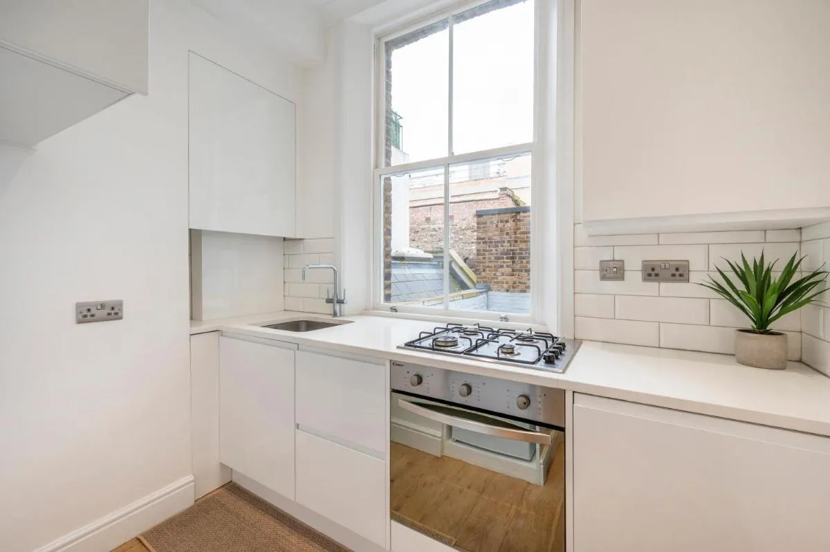 Image 4 of Charming 1 Bedroom Flat with Private Patio – West London, Kensington, Earl’s Court, Chelsea