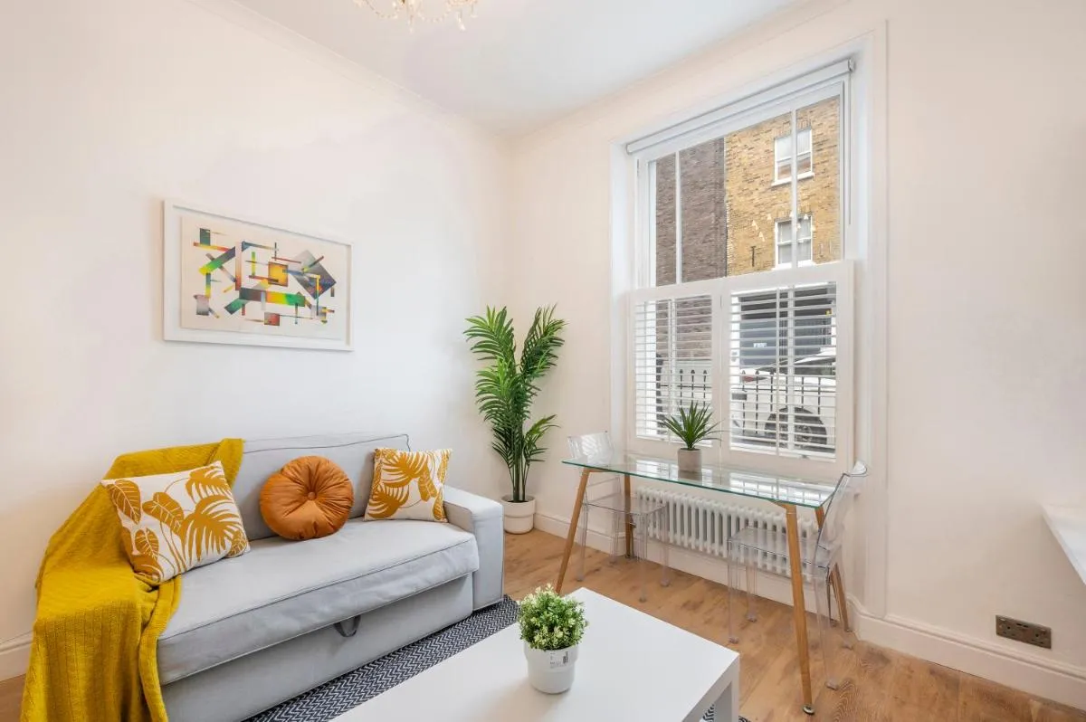 Image 2 of Charming 1 Bedroom Flat with Private Patio – West London, Kensington, Earl’s Court, Chelsea