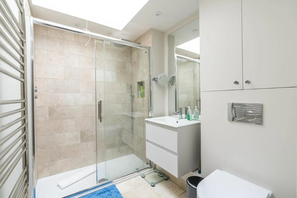 Image 3 of Charming 2BD House with Garden in Hammersmith