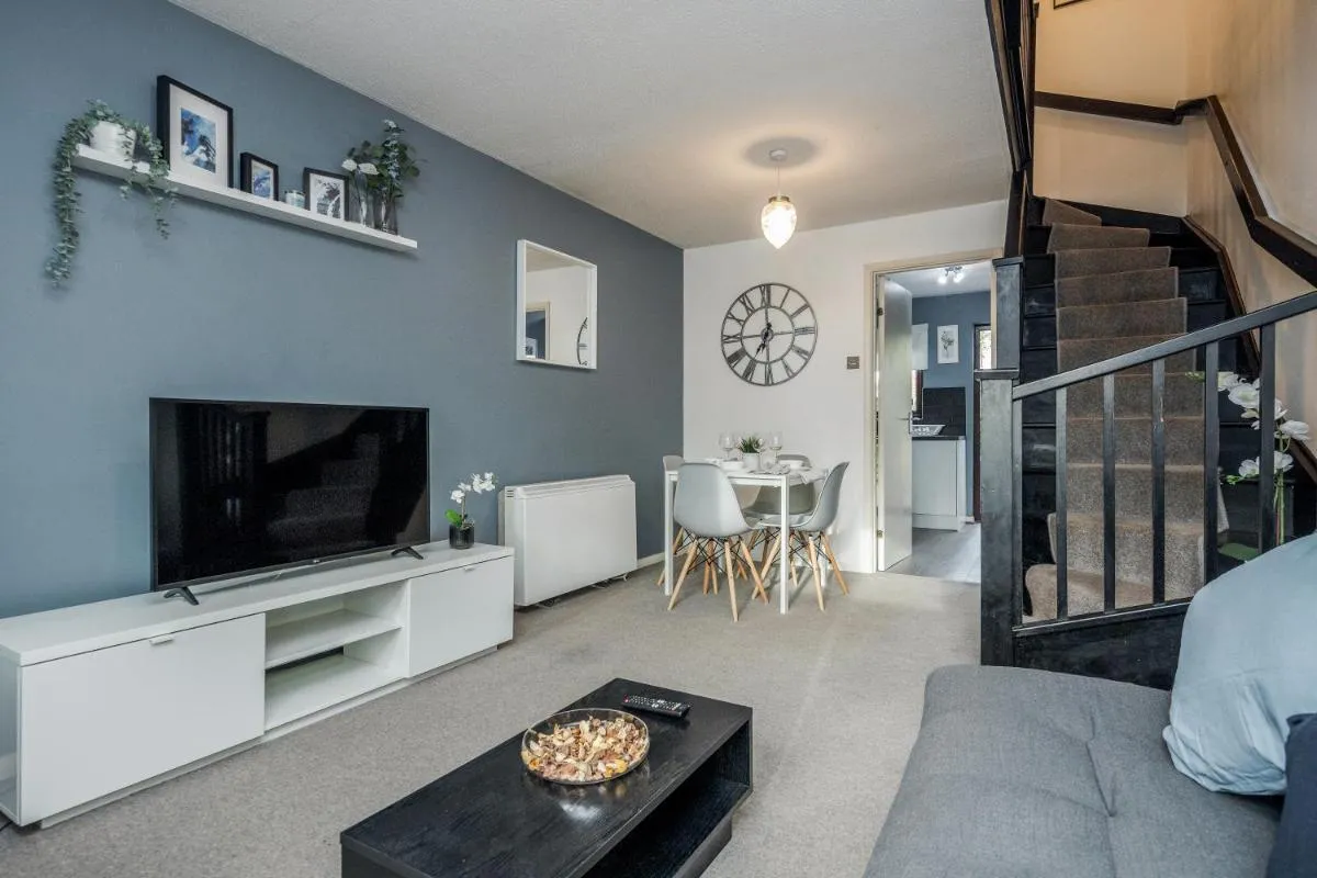 Image 3 of ✪ Charming ✪ 2 Bed House with Garden & Parking ✪ Perfect Location ✪ Greater London ✪ Woodford/Enfield ✪