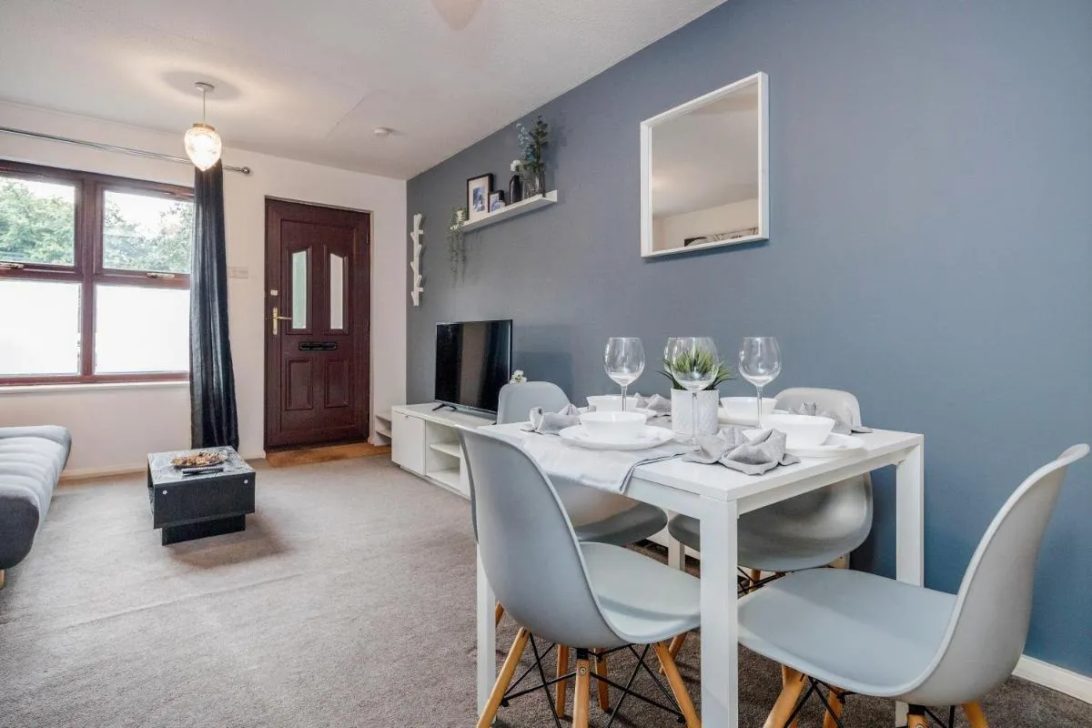 Image 2 of ✪ Charming ✪ 2 Bed House with Garden & Parking ✪ Perfect Location ✪ Greater London ✪ Woodford/Enfield ✪