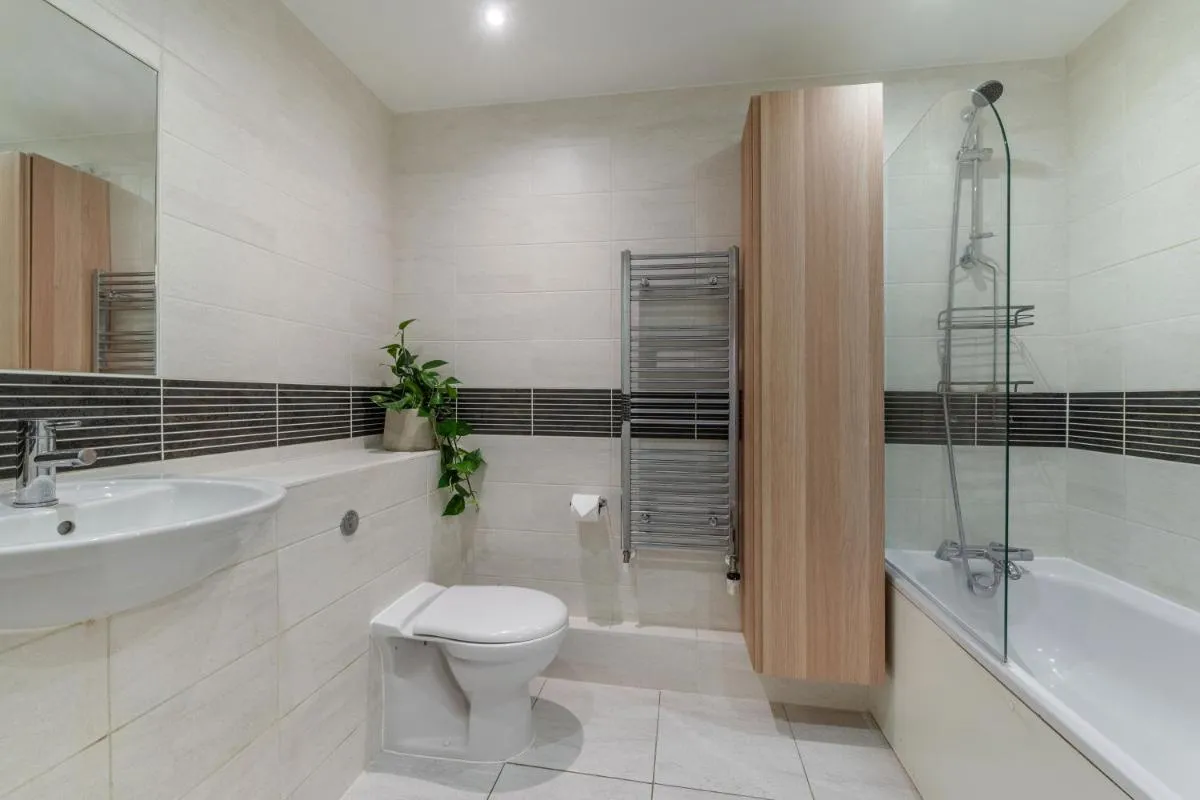 Image 3 of Charming 2 Bedroom Apartment with Balcony, Holland Park, Notting Hill, Chelsea