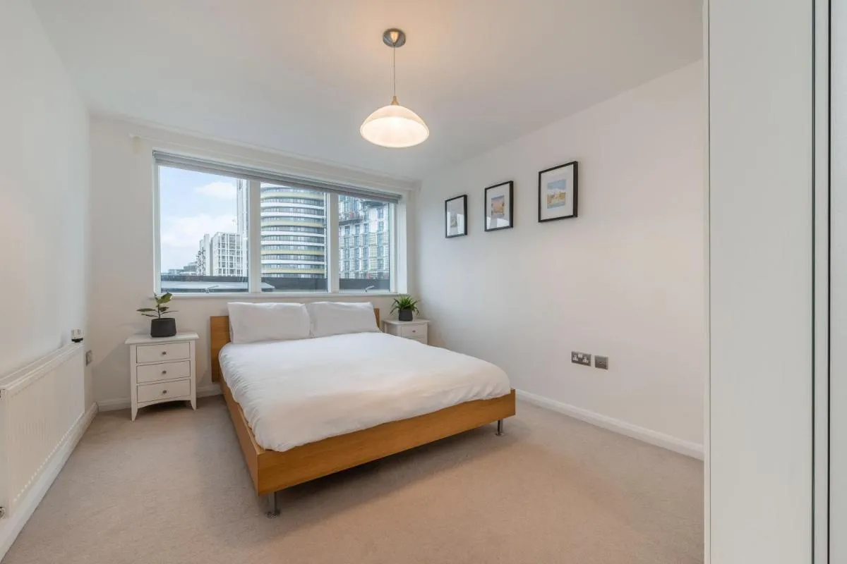 Image 2 of Charming 2 Bedroom Apartment with Balcony, Holland Park, Notting Hill, Chelsea