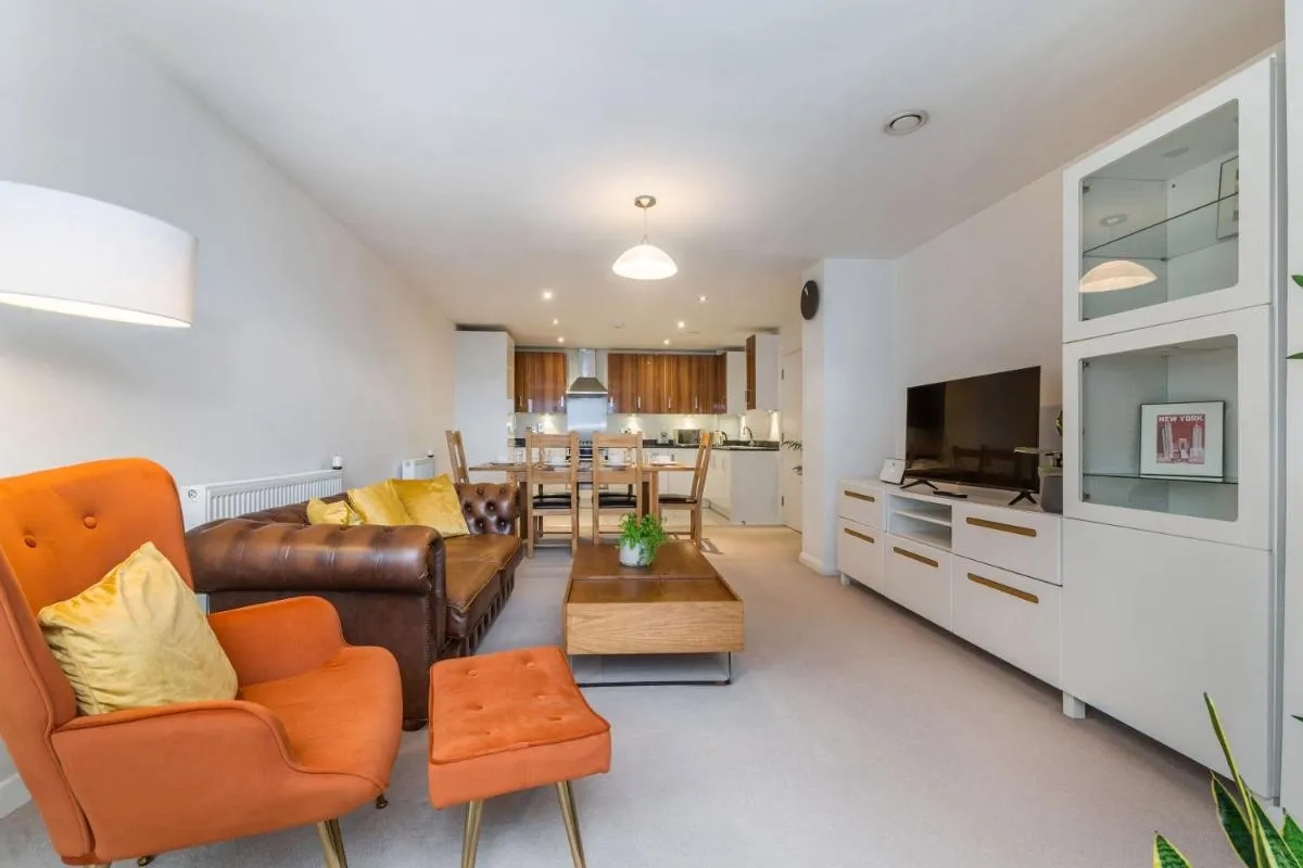 Image 4 of Charming 2 Bedroom Apartment with Balcony, Holland Park, Notting Hill, Chelsea