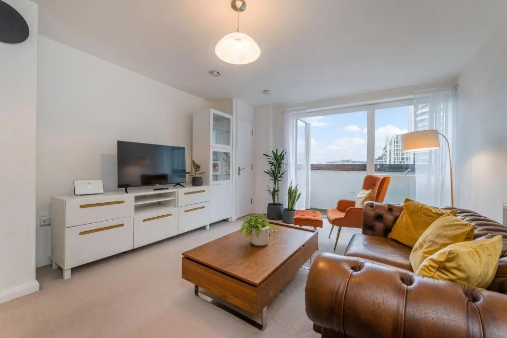 Charming 2 Bedroom Apartment with Balcony, Holland Park, Notting Hill, Chelsea