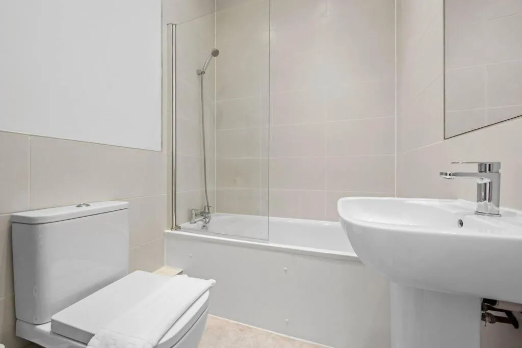 Image 3 of Charming 2 bed apartment Free WiFi close to Camden