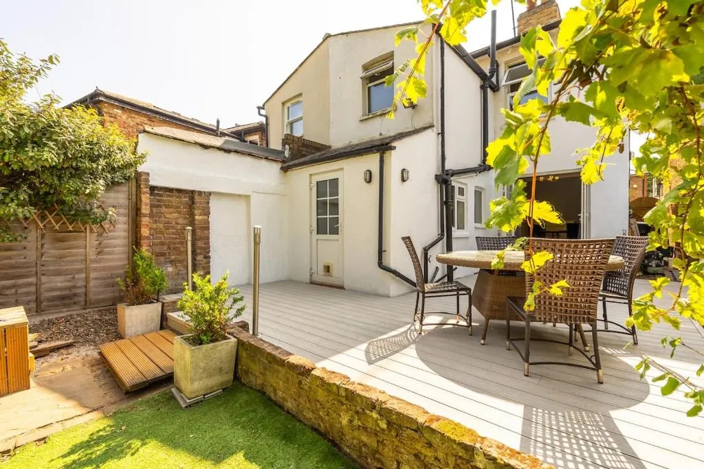 Charming 3BR Victorian House with Parking – 10 Mins to Kingston
