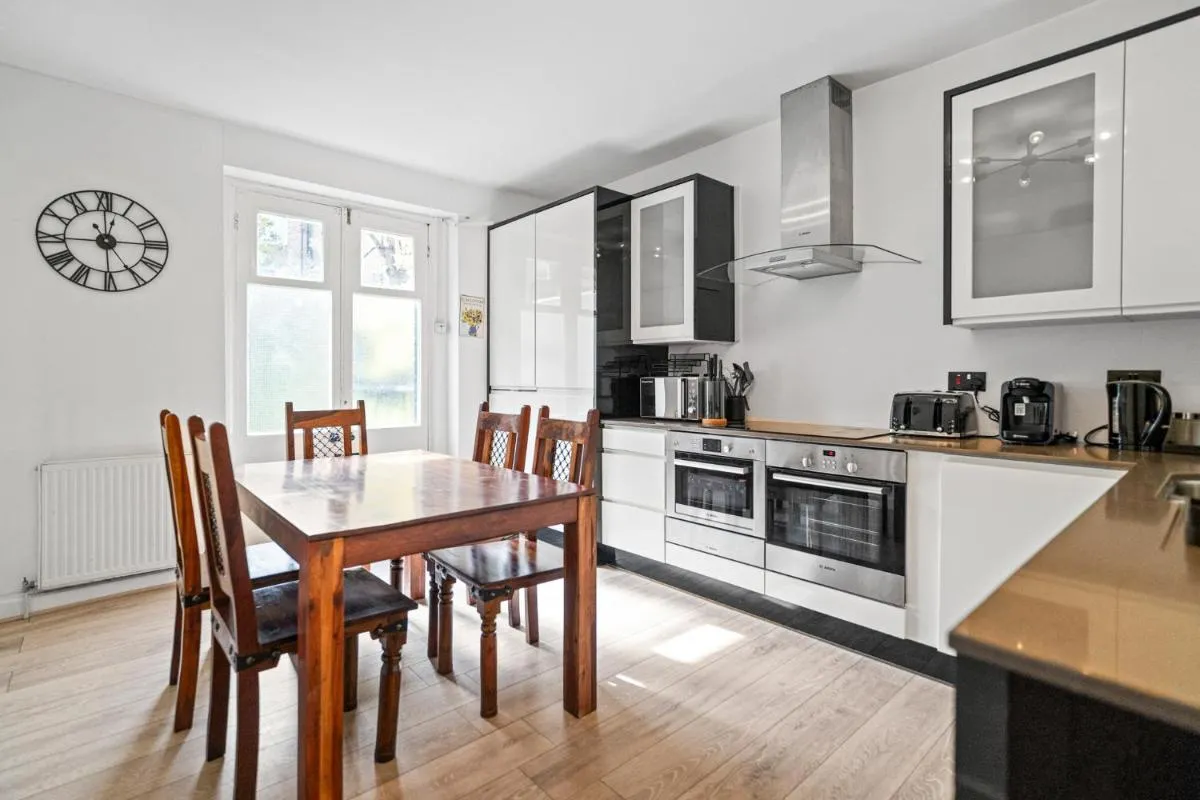 Image 3 of Charming 3BR by Redcliffe Gdns