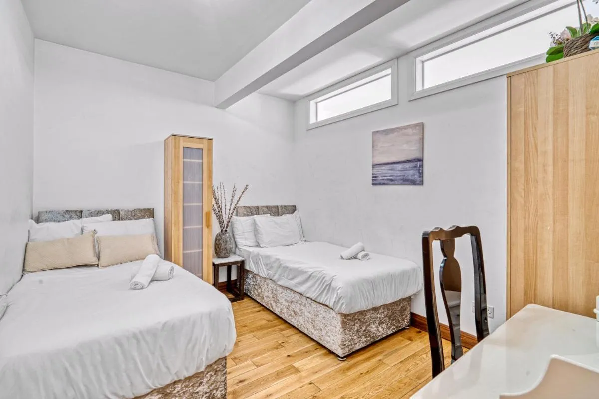 Image 4 of Charming 3BR by Redcliffe Gdns