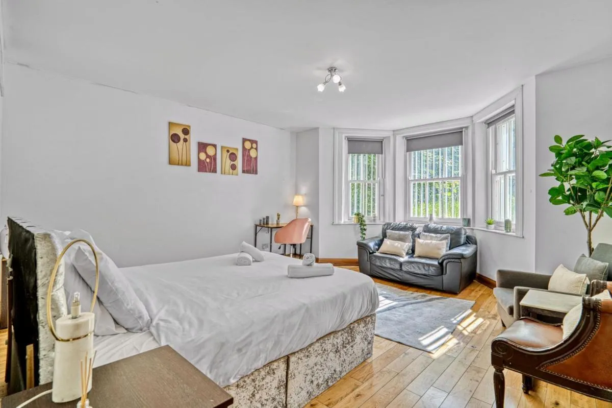 Image 5 of Charming 3BR by Redcliffe Gdns