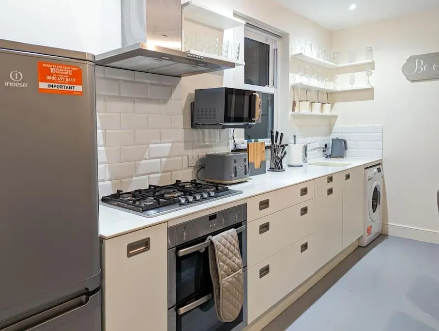 Image 4 of Charming 3BR in Trendy Tottenham Neighborhood