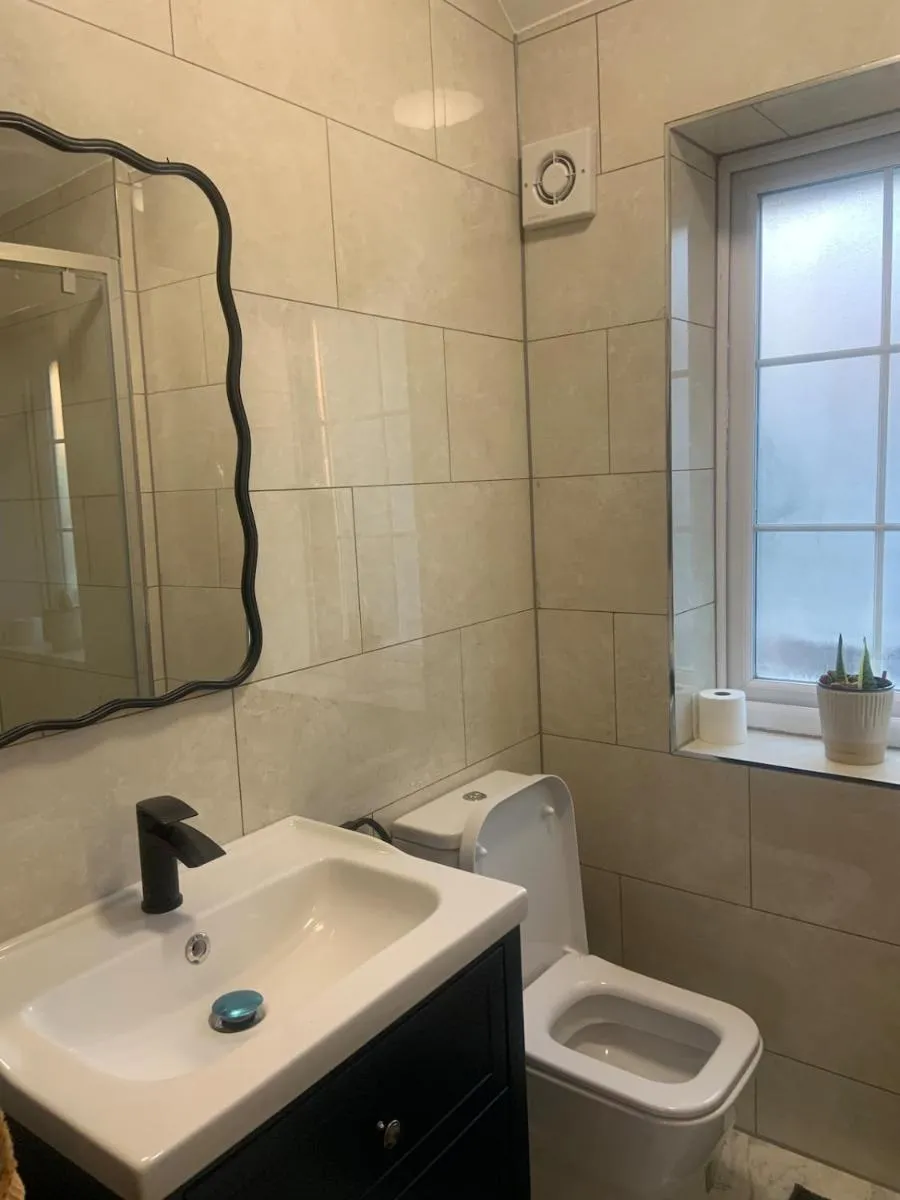 Image 4 of Charming 3Bd Home in West London
