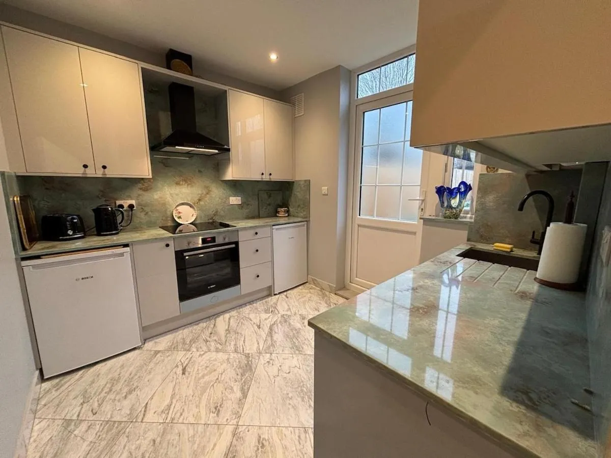 Image 3 of Charming 3Bd Home in West London