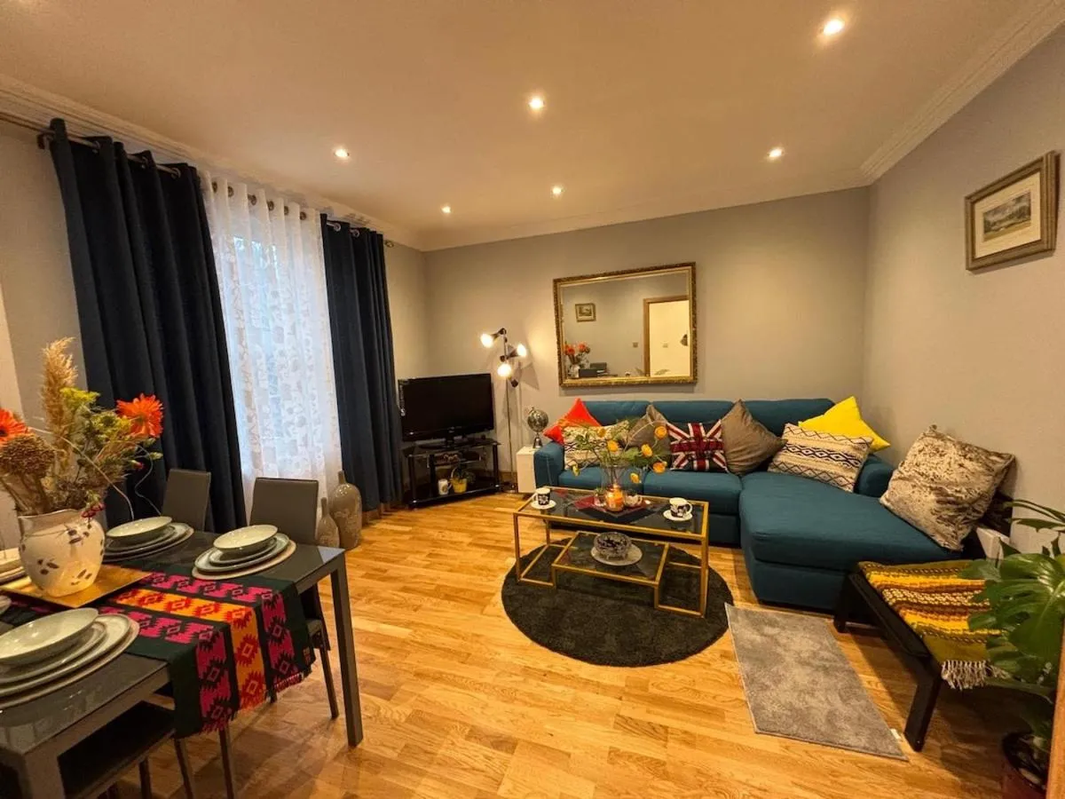 Image 5 of Charming 3Bd Home in West London