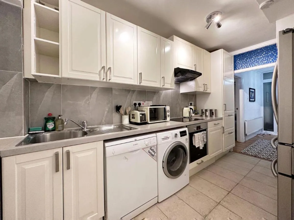 Image 4 of Charming 3-bedroom family home