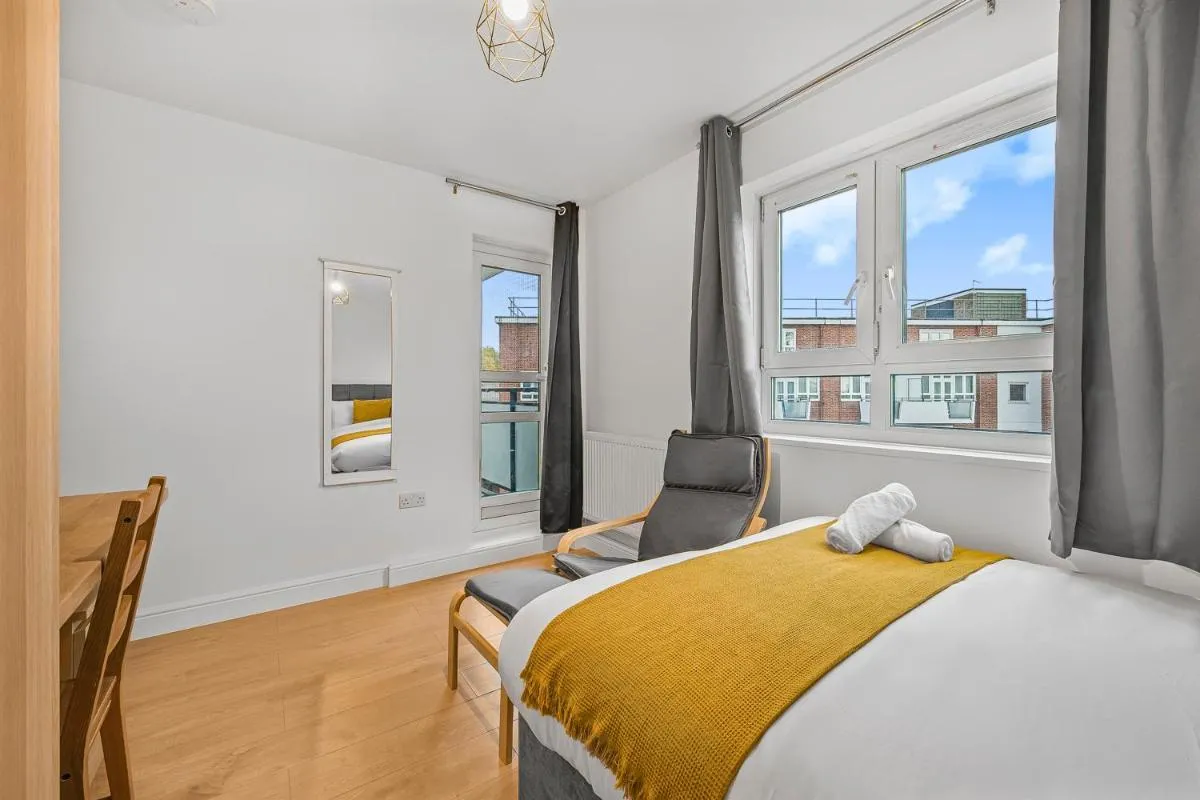 Image 5 of Charming 4 Bedroom Family Apartment Near Chelsea Football Stadium, Fulham Broadway Station