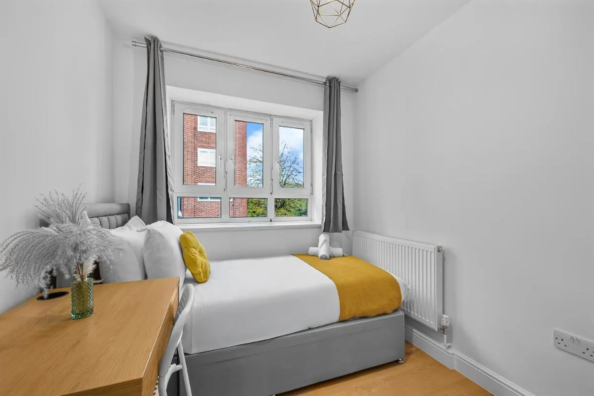 Image 2 of Charming 4 Bedroom Family Apartment Near Chelsea Football Stadium, Fulham Broadway Station